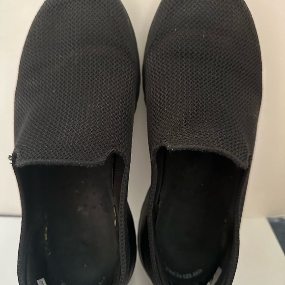 Skechers Black Slip-On Shoes size 7.5 pre owned - Picture 3 of 4